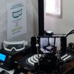 Impresora 3D, gafas y elementos de fabricación