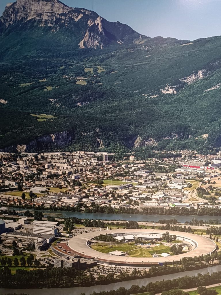 Vista aèria de l'European Synchrotron Radiation Facility (ESRF) a Grenoble (França)