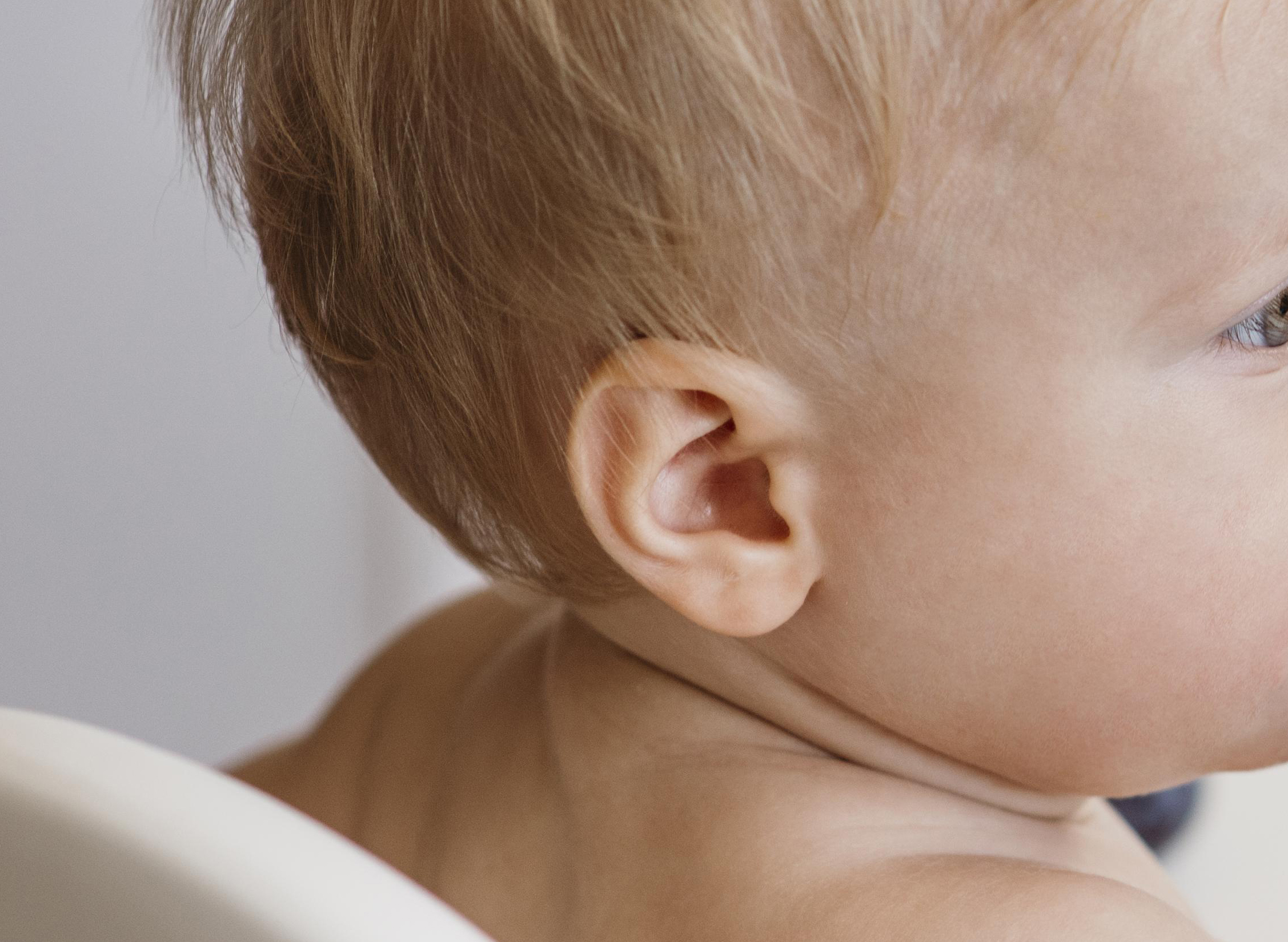 Plano detalle del oído de un bebé