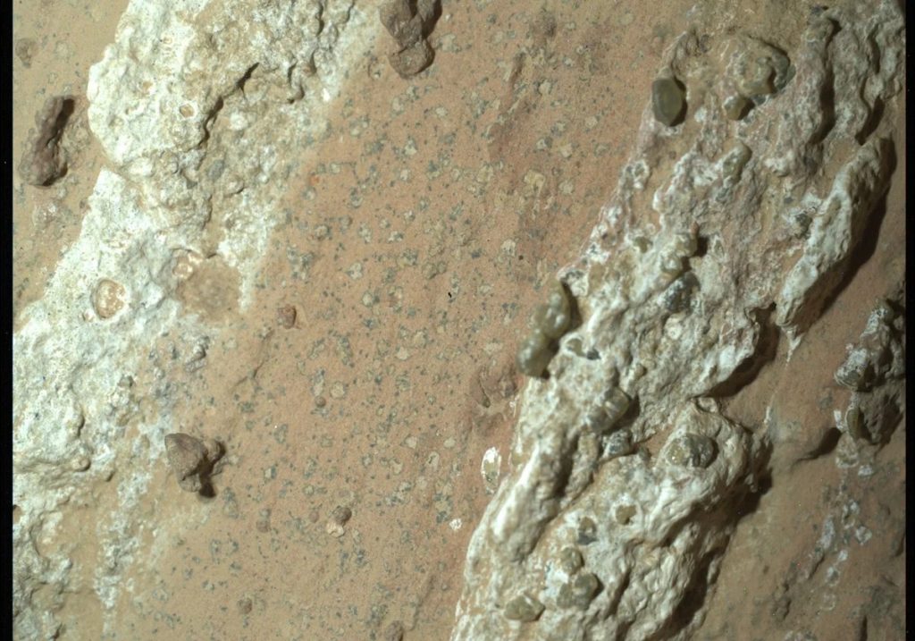 La roca rojiza "Chevaya Falls" donde el rover Perseverance de la NASA realizó el descubrimiento