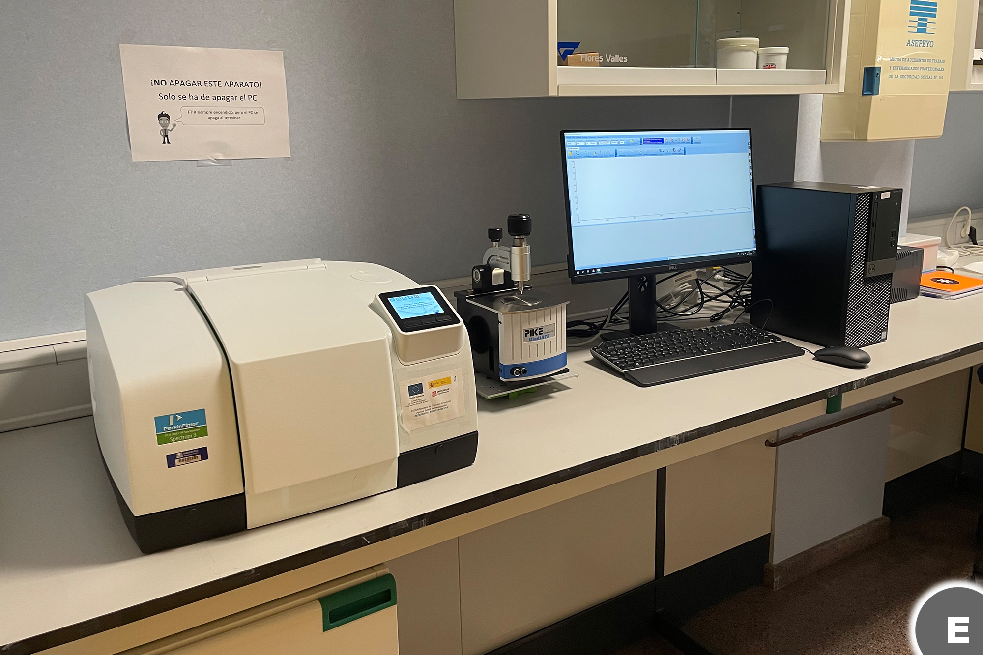 Imagen del Espectrómetro Infrarrojo por Transformada de Fourier (Spectrum 3 FT-IR/NIR/FIR, PerkinElmer)